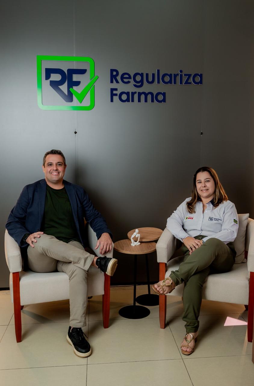 Guilherme Mesquita e Letícia Tonázio, diretores da Regulariza Farma
